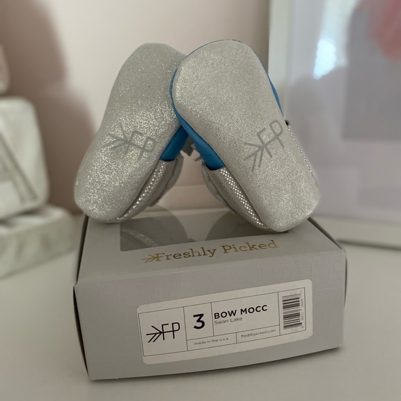 Freshly Picked Bow Moccasins - Swan Lake - Size 3 - Picture 4 of 4